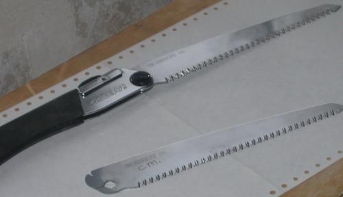 Серые стены белый плинтус. Особенности белого пластикового плинтуса в интерьере