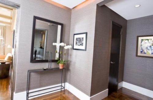 Серые стены белый плинтус. Особенности белого пластикового плинтуса в интерьере