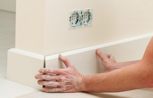 Серые стены белый плинтус. Особенности белого пластикового плинтуса в интерьере