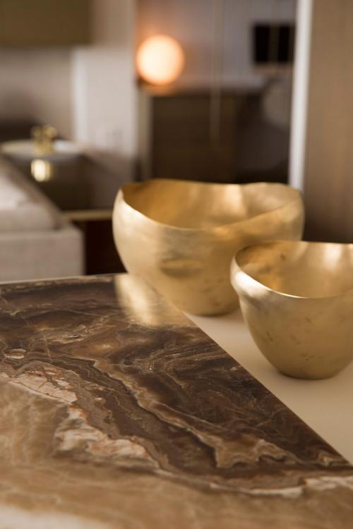 Бежевый и золото: спокойный интерьер квартиры 07