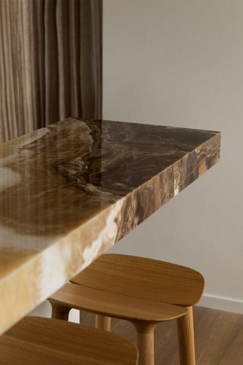 Бежевый и золото: спокойный интерьер квартиры 09