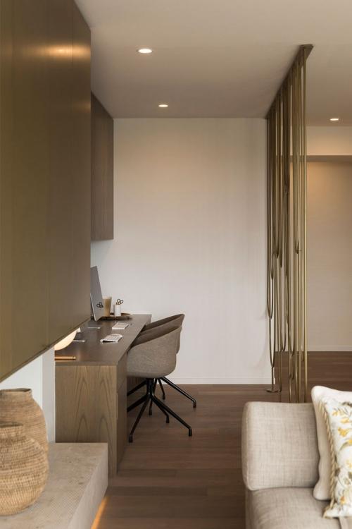 Бежевый и золото: спокойный интерьер квартиры 13