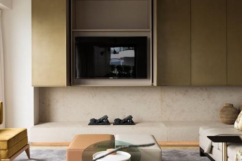 Бежевый и золото: спокойный интерьер квартиры 01