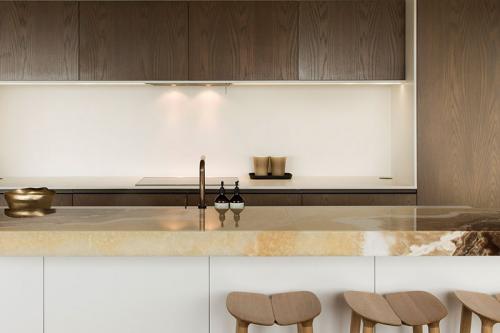 Бежевый и золото: спокойный интерьер квартиры 08