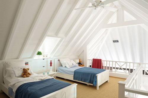 Уютная мансарда: вдохновляющие интерьеры под крышей 07