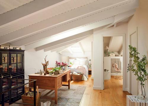 Уютная мансарда: вдохновляющие интерьеры под крышей 04