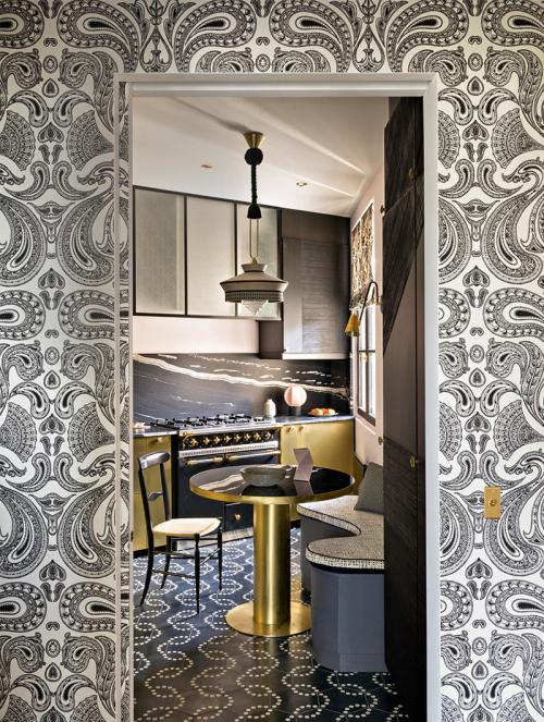 Лепнина и золото: изысканная квартира художницы в Париже 03