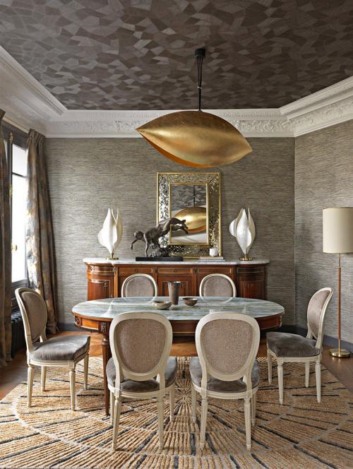 Лепнина и золото: изысканная квартира художницы в Париже 02