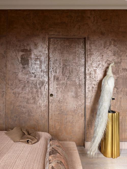 Лепнина и золото: изысканная квартира художницы в Париже 07