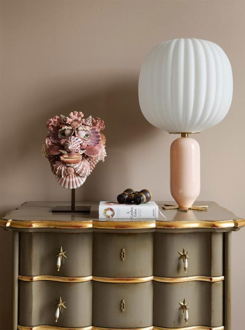 Лепнина и золото: изысканная квартира художницы в Париже 08