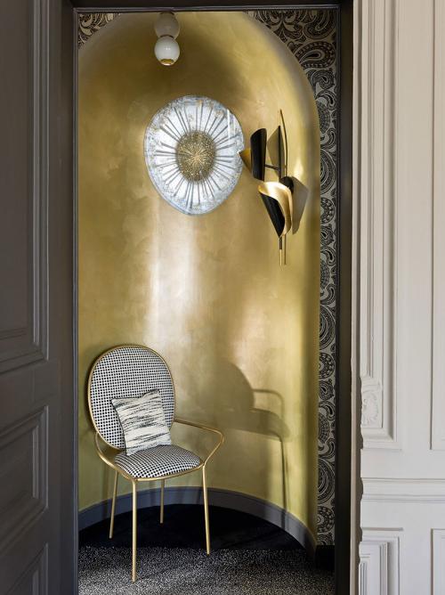 Лепнина и золото: изысканная квартира художницы в Париже 05