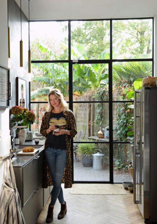 Черно-белый интерьер старинного таунхауса 06