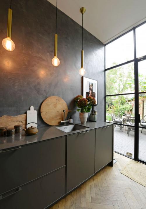 Черно-белый интерьер старинного таунхауса 05