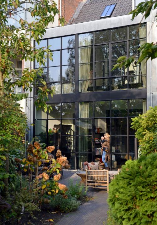 Черно-белый интерьер старинного таунхауса 01