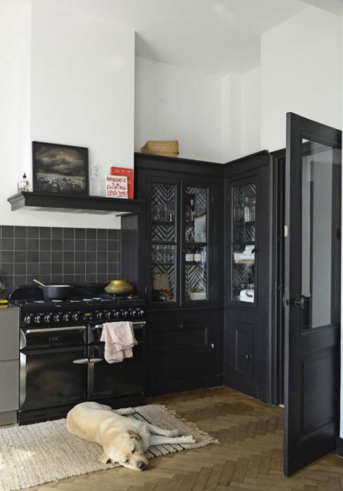 Черно-белый интерьер старинного таунхауса 04