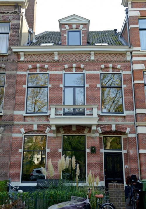 Черно-белый интерьер старинного таунхауса 14