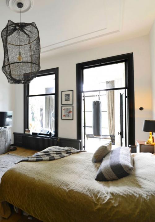 Черно-белый интерьер старинного таунхауса 09