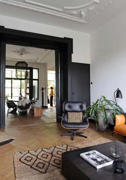 Черно-белый интерьер старинного таунхауса 03