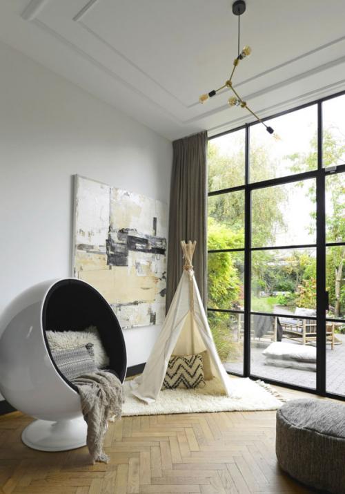 Черно-белый интерьер старинного таунхауса 11