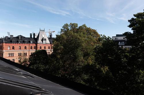 Просторная квартира с небольшой террасой на последнем этаже 15