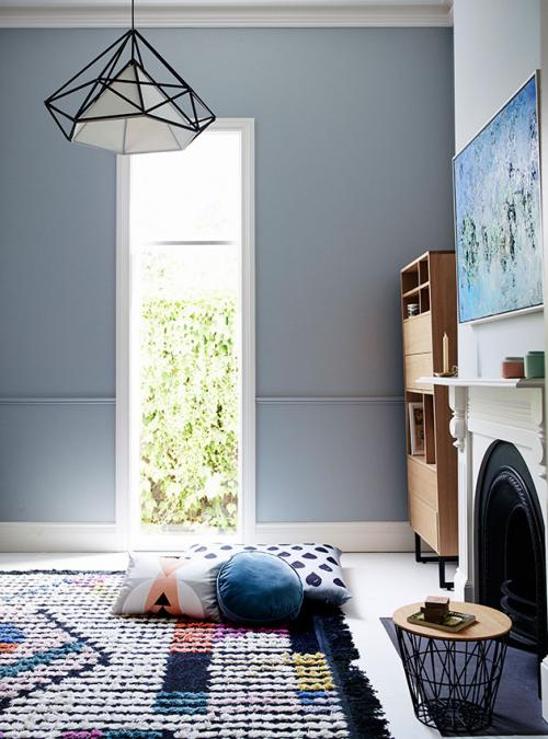 Витражи на окнах и советские плакаты: любопытный интерьер в Австралии 06