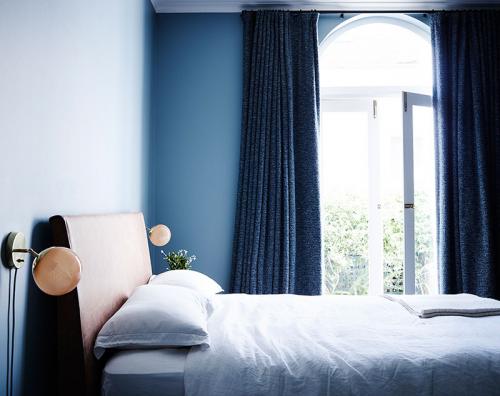 Витражи на окнах и советские плакаты: любопытный интерьер в Австралии 03