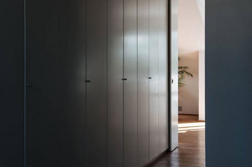 Просторная квартира с небольшой террасой на последнем этаже 19