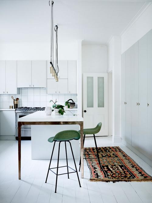 Витражи на окнах и советские плакаты: любопытный интерьер в Австралии 05