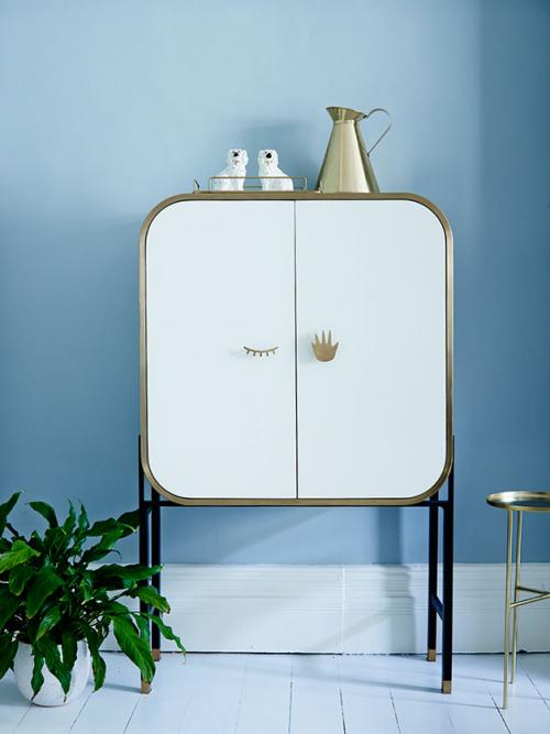 Витражи на окнах и советские плакаты: любопытный интерьер в Австралии 04