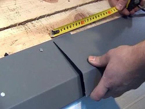 Как закрепить карнизную планку. Как крепить карнизную пластину