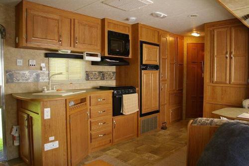 Кухня с коричневым фартуком. Коричневые идеи для кухни 03