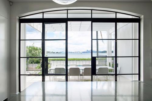 Дом со смелыми арт-объектами в интерьере 06