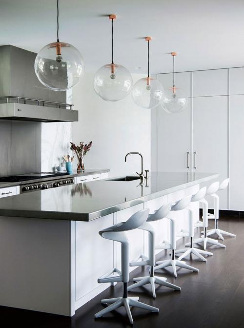 Дом со смелыми арт-объектами в интерьере 05