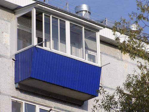 Балкон из металлопрофиля. Почему профнастил на балконе это плохая идея