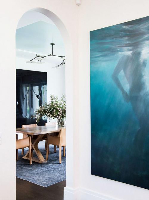 Дом со смелыми арт-объектами в интерьере 03