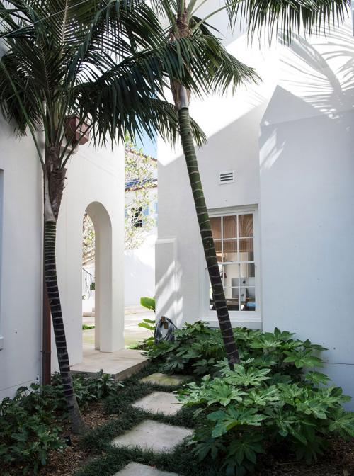 Дом со смелыми арт-объектами в интерьере 10