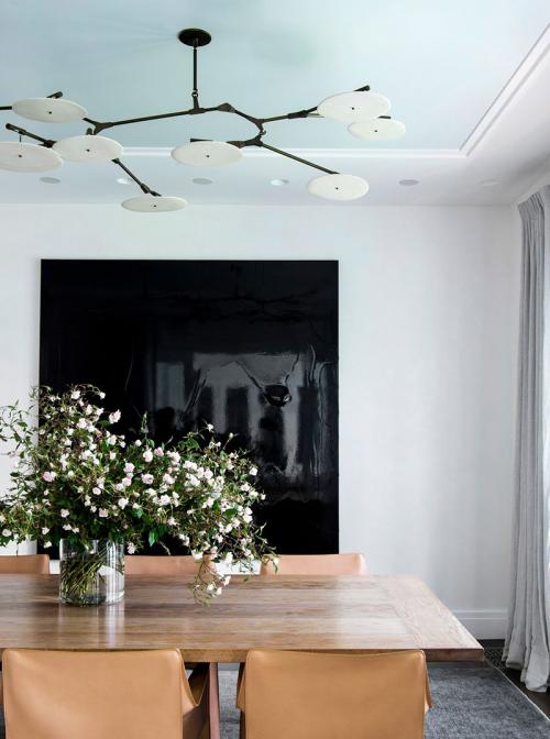 Дом со смелыми арт-объектами в интерьере 04