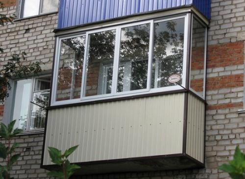 Балкон из металлопрофиля. Почему профнастил на балконе это плохая идея