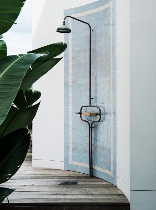 Дом со смелыми арт-объектами в интерьере 09