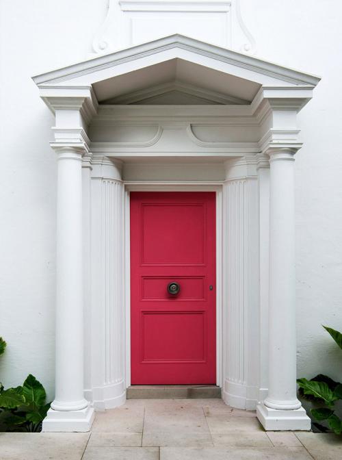 Дом со смелыми арт-объектами в интерьере 11