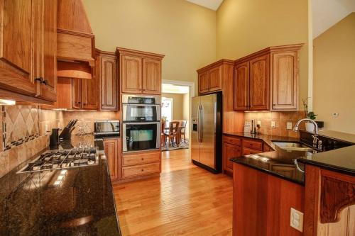 Кухня с коричневым фартуком. Коричневые идеи для кухни 02