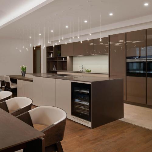 Кухня с коричневым фартуком. Коричневые идеи для кухни 04