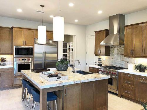 Кухня с коричневым фартуком. Коричневые идеи для кухни 05