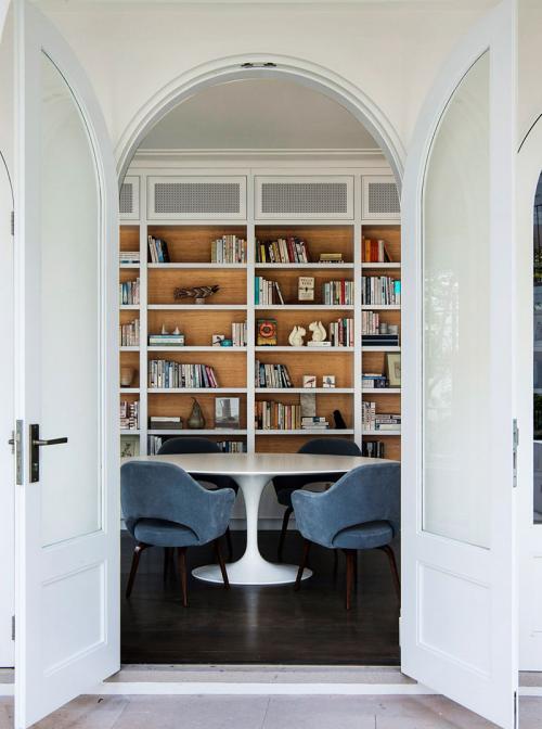 Дом со смелыми арт-объектами в интерьере 08