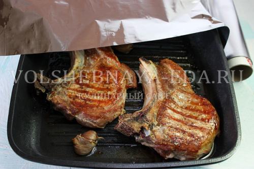 Как готовить стейк в духовке. Стейк свиной в духовке