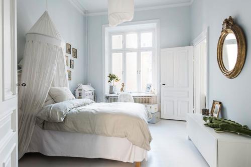 Смелая мебель и аксессуары в интерьере квартиры 15