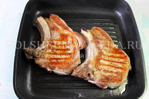 Как готовить стейк в духовке. Стейк свиной в духовке