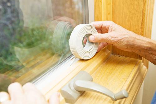 Как заклеить окна кассовой лентой. Создаём комфортные условия: чем заклеить окна от сквозняков, солнечных лучей и от посторонних глаз