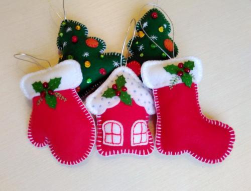 Игрушки на елку из ткани. Елочные игрушки из ткани своими руками 25 Игрушки на елку из ткани. Елочные игрушки из ткани своими руками 25