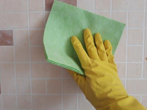 Как помыть обои шелкография. Чем можно отмыть моющиеся обои от жира и грязи